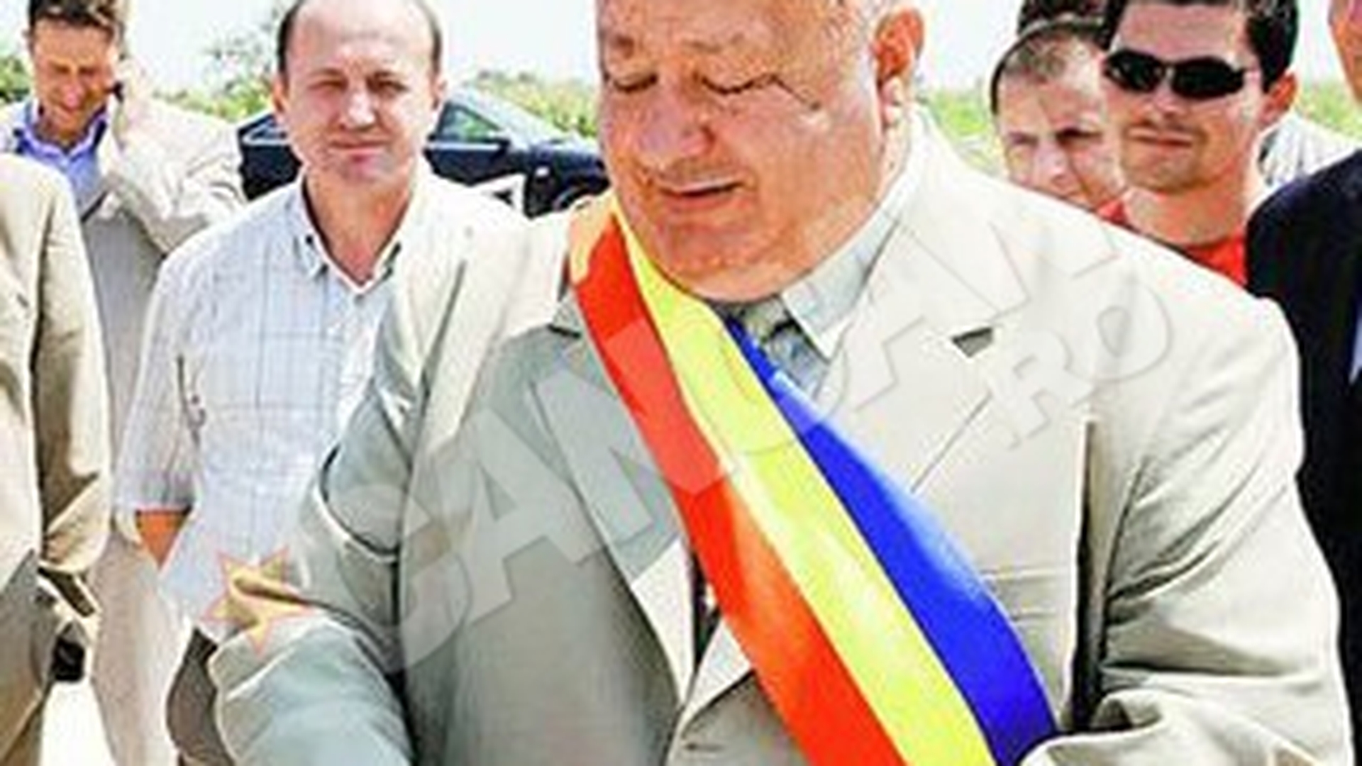 Primarul din Butimanu marturiseste in declaratia de avere ca tine la saltea 600.000 de euro si 500.000 de lei! Isi apara comoara cu pistolul