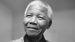 Sicriul cu trupul neînsufleţit al lui Nelson Mandela, depus din nou la sediul preşedinţiei