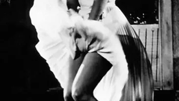 Uite ce ascunde sub fusta Kate Middleton! Vantul i-a pus rochia in cap intr-o vizita in Canada!