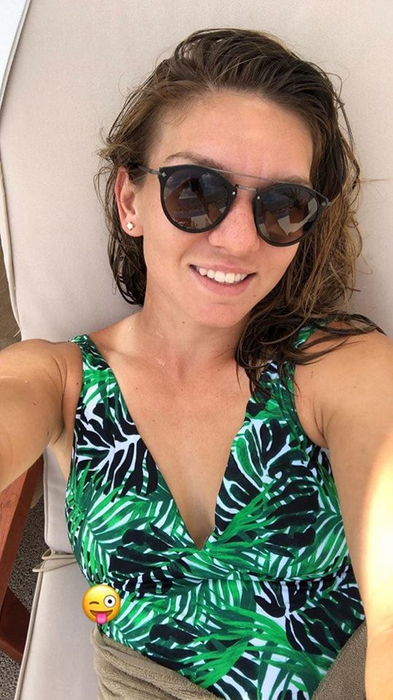 Simona Halep s-a pozat la piscină, la o zi după ce a revenit în țară! Cum arată în costum de baie