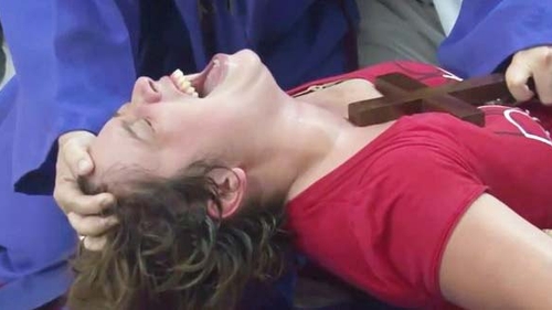 Filmare socanta! Un preot scoate diavolul dintr-o femeie. “Esti o curva si…”
