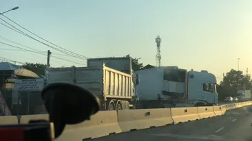 Tir scăpat de sub control pe DN1B. A distrus gardurile gospodarilor, branșamentul la gaze și a lovit o mașină parcată