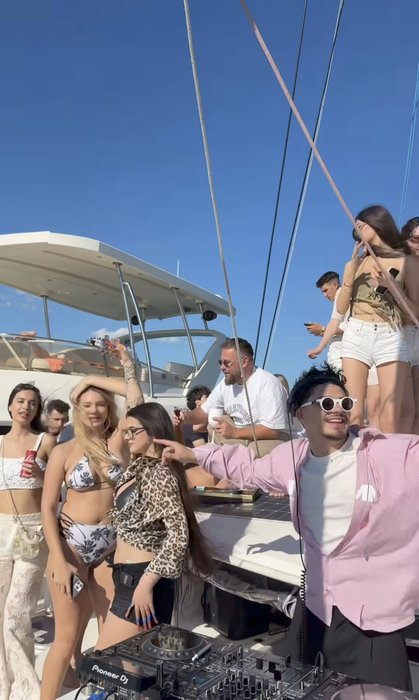 Selly, party nebun la Costinești. Cristina Pucean și Albert NBN, printre invitați
