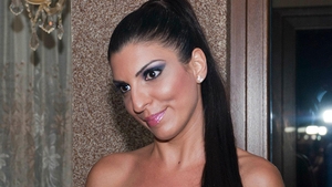 In sfarsit, si Tonciu are o sosie! Uite cum face boticul exact ca ea si e gata sa o bata... din profil