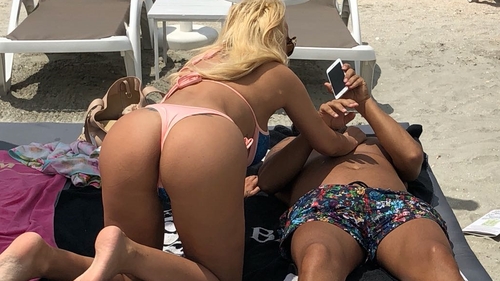 Simona Trașcă s-a pus în poziții interzise peste noul ei iubit, pe o plajă din Mamaia!
