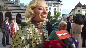 E INCREDIBIL ce s-a întâmplat în biserică atunci când preotul i-a pus coroana pe cap mirelui! DELIA nu a mai rezistat şi...