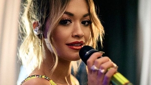 Rita Ora, tribut pentru Avicii! Artista a izbucnit în lacrimi, pe scenă