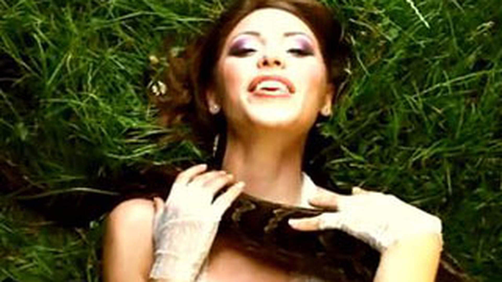 VIDEO Adrianne recreeaza Tara Minunilor in videoclipul piesei "As one"!