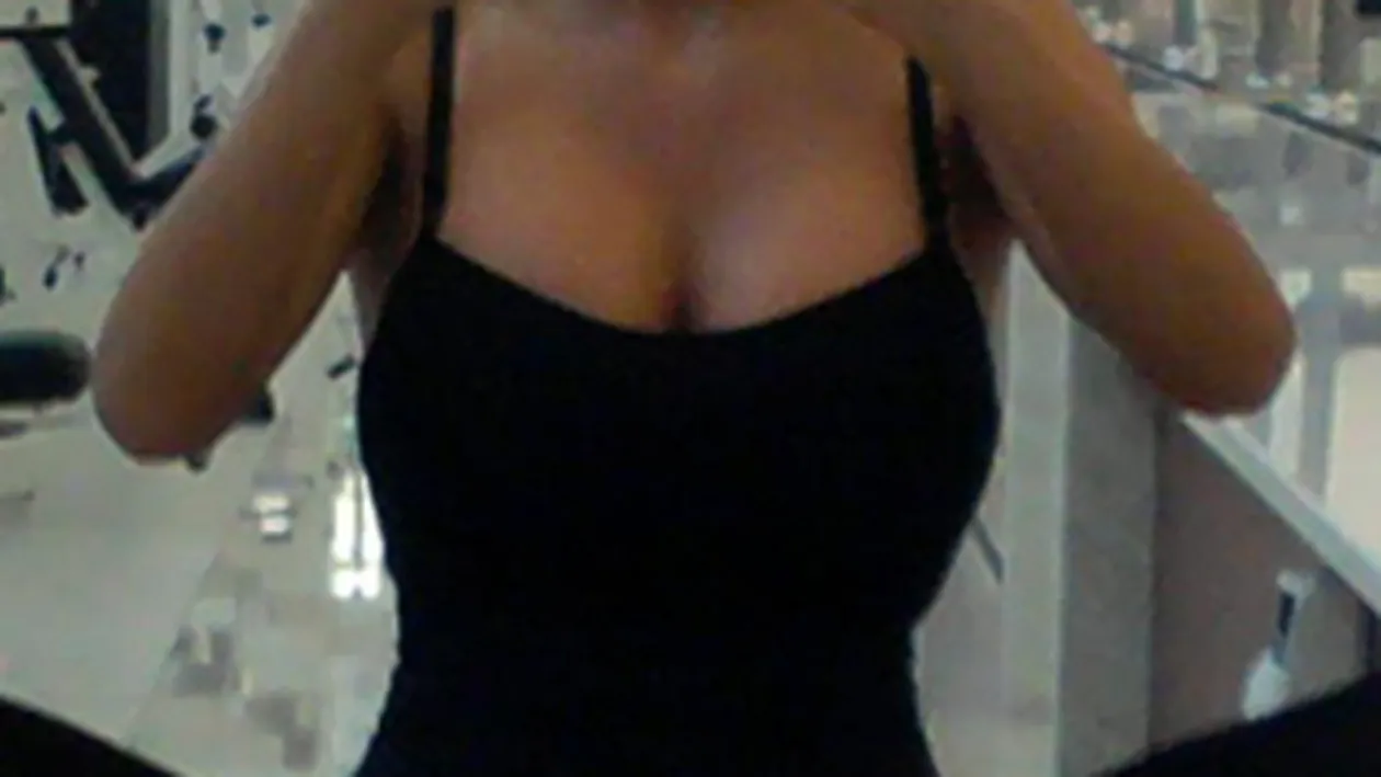 Complet goala pentru fani! Ai vrea sa intri cu ea in cada? Vedeta asta nu se mai satura sa isi arate formele!