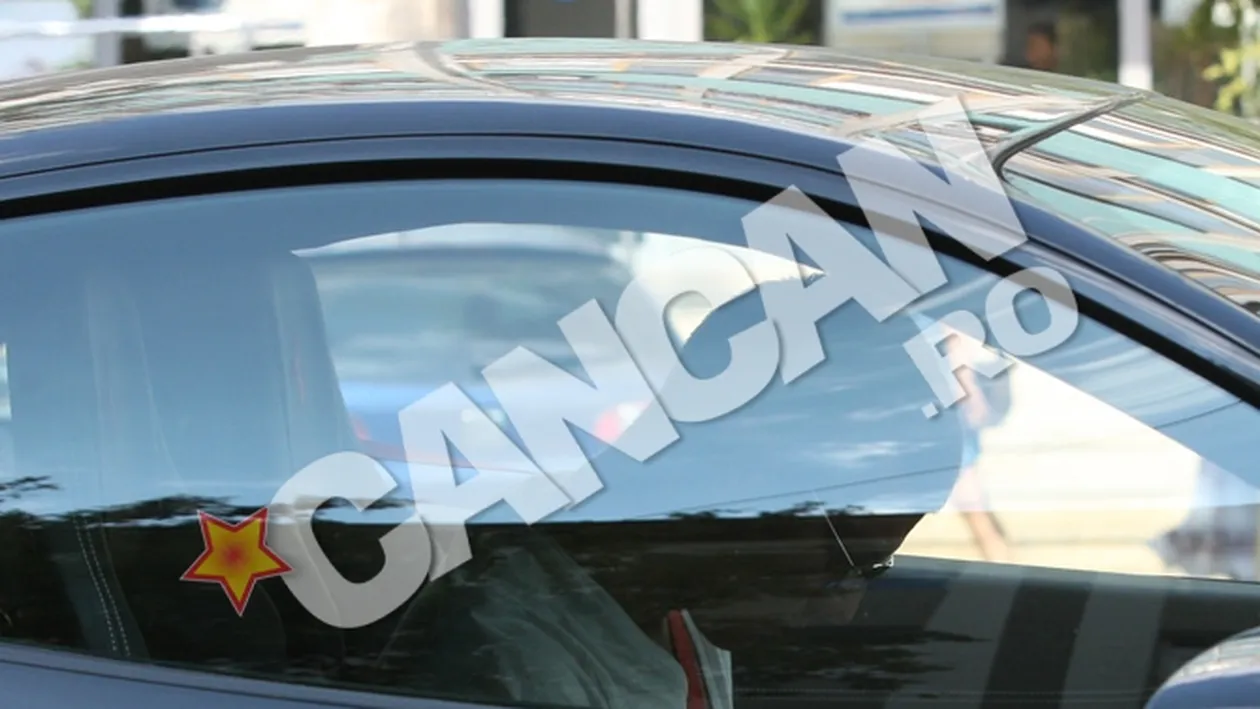 Nu i-a lasat se se atinga de parbriz, dar le-a facut o bucurie mare! Milostivul din Ferrari! Vezi ce fotbalist celebru a facut fericiti doi cersetori din Capitala cu o suma la care nici nu visau!