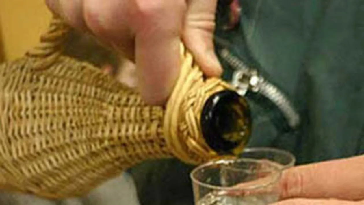 Dozator de voie buna! Ungurii au pus un automat de palinca in aeroportul din Budapesta!