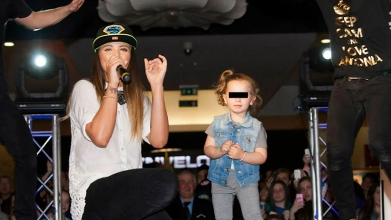 După ce nu şi-a mai văzut fiica timp de cinci luni, Antonia recuperează! A luat-o pe Maya in club si a prezentat-o fanilor