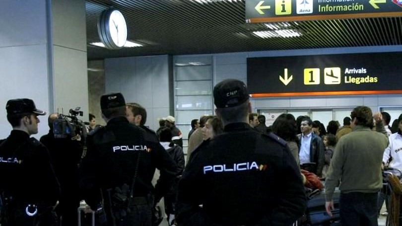 Scene de groază pe aeroportul din Madrid. Un român fost rănit încercând să apere o femeie atacată de un individ înarmat cu un cuțit