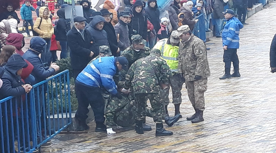 Un militar a leșinat în timpul discursului de la parada militară din Pitești © realitateadearges.net