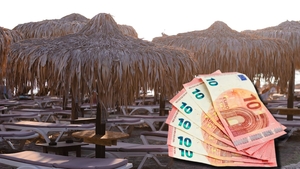 Te pregătești să mergi în concediu în Grecia? Prețul la care se închiriază un șezlong cu umbrelă în Thassos, Creta sau Rhodos
