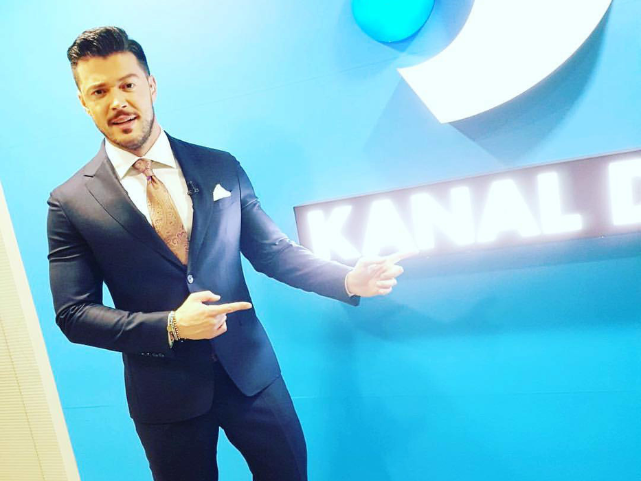 Victor Slav este de puţin timp prezentatorul unei emisiuni mondene