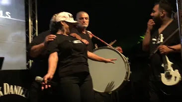 Un celebru cântăreţ român a comis-o direct pe scenă. L-am filmat ”în acţiune”… Şi-a ciupit de sâni colega de trupă!