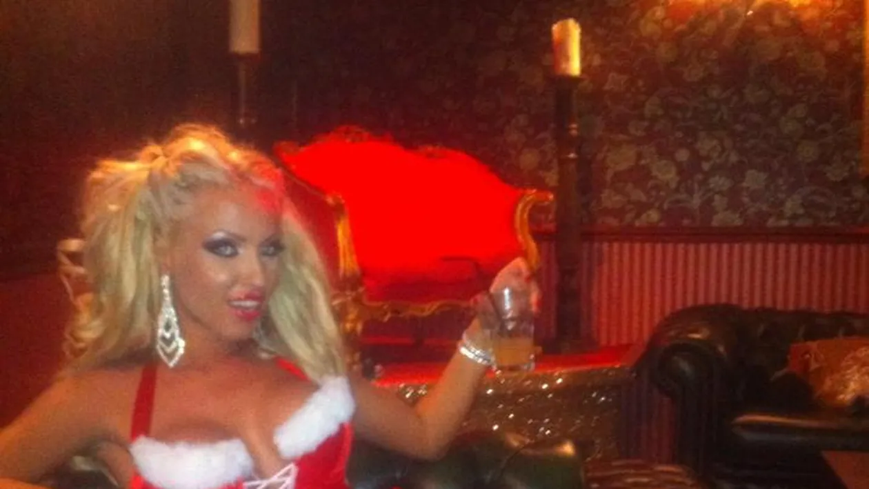 Nu a mai avut rabdare pana la Craciun! Cine este blonda asta siliconata care a probat cel mai sexy costum de craciunita?