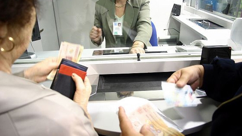 Veste uriașă pentru datornici: Banca nu mai poate bloca banii! Care este însă condiția