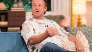Jamie Oliver și-a întărit măsurile de securitate la proprietatea lui din Essex. Celebrul bucătar s-ar teme după ce o tabără de refugiați a fost ridicată în apropiere de reședința sa