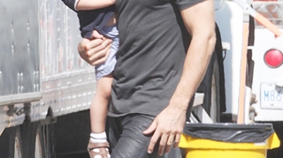 Colin Farrell si-a pupacit baietelul la filmari "Manca-l-ar tata de copil frumos!"