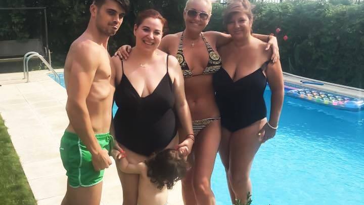 OANA ROMAN, pozată în costum de baie la plajă. Cum arată