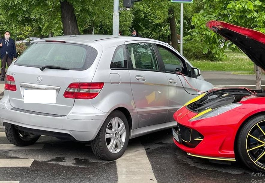 Ferrari-ul a fost "ajutat" de un Mercedes să repornească