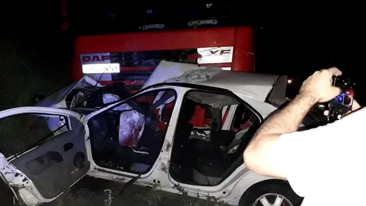 VIDEO. Accident teribil lângă Craiova. O şoferiţă a ajuns cu mașina sub un TIR. Am încercat să o salvez, dar...!