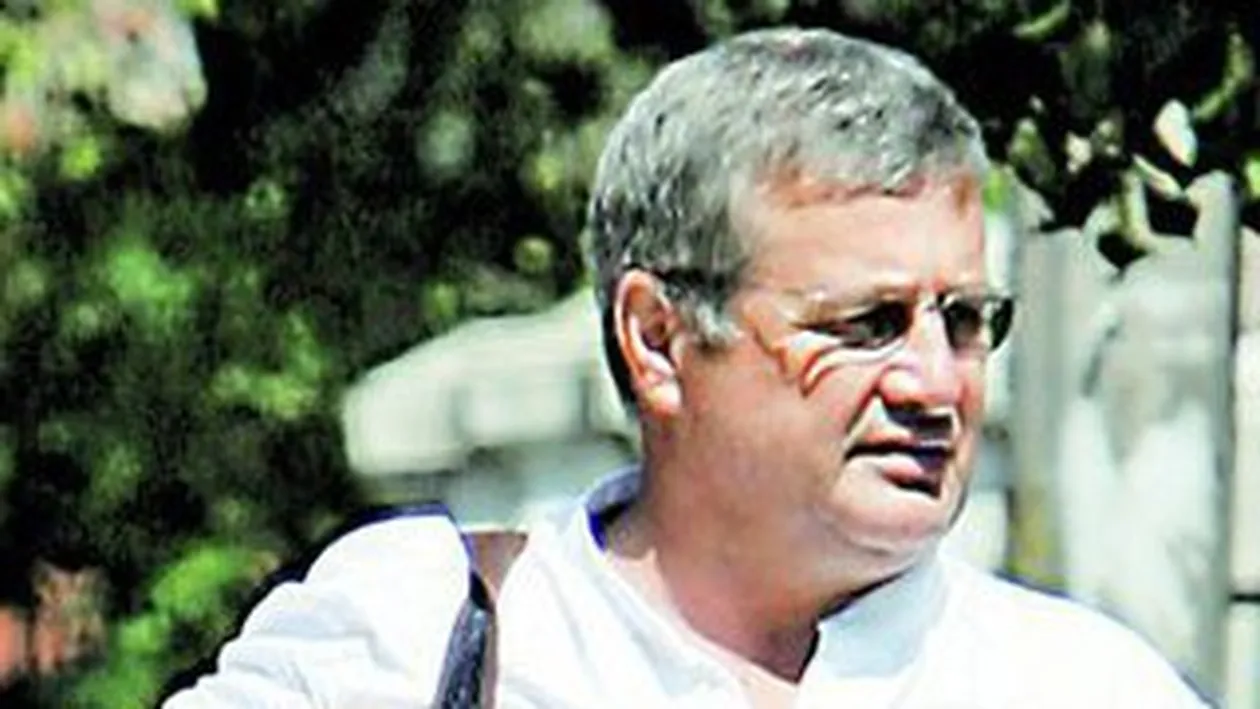 Din cauza datoriilor, nouazeci de familii au ramas in frig. Mircea Dinescu, dat in judecata pentru restantele la intretinere