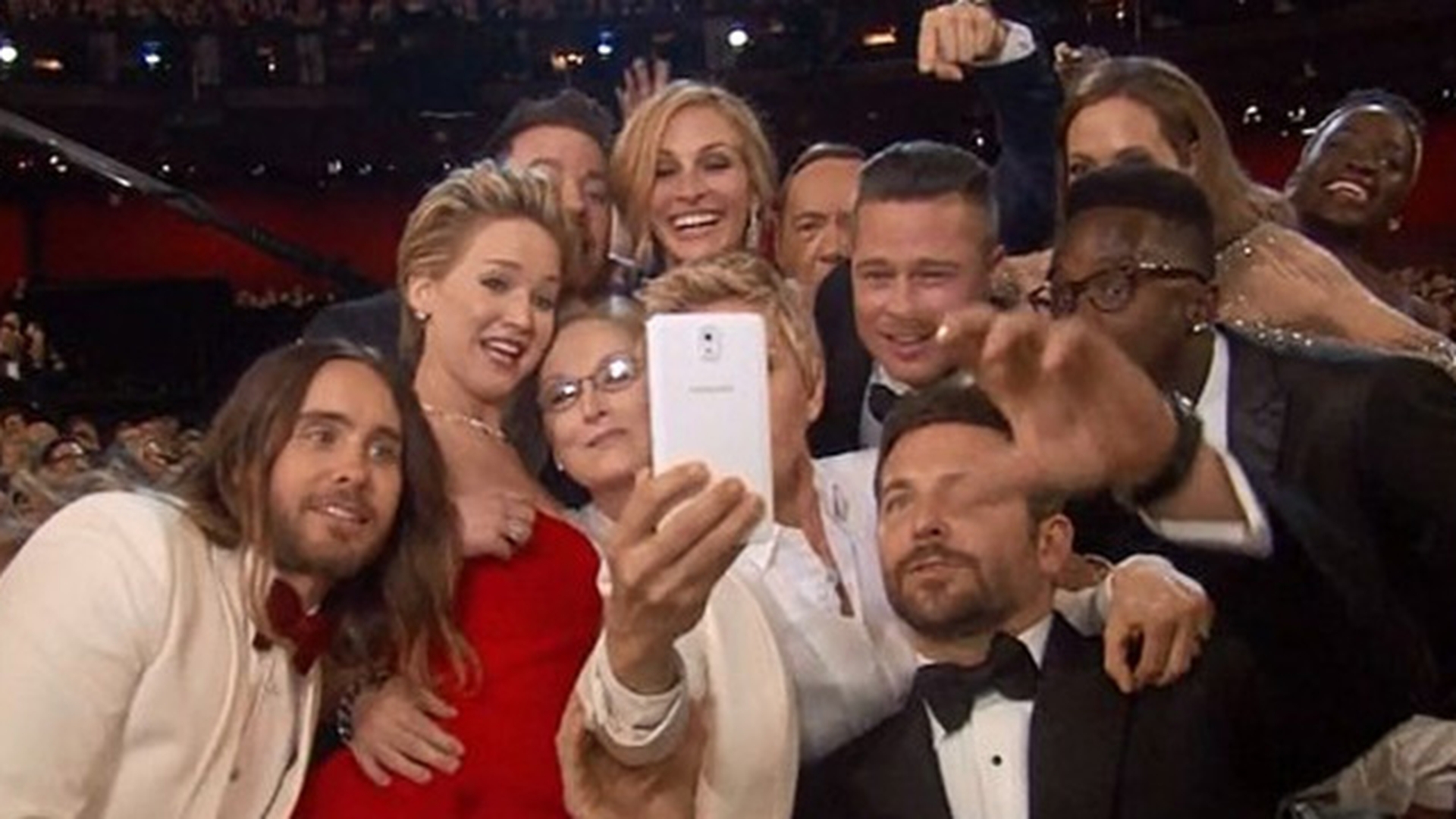 Cea mai tare imagine de la Oscar! Cei mai mari actori din lume, intr-un "selfie"! Cum s-au pozat intr-o pauza la decernare