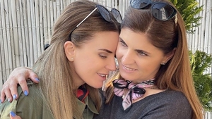 Marcela Fota, criticată de fani din cauza relaţiei cu tânărul de 23 de ani. Sora artistei, Mariana Ionescu Căpitănescu, sfătuită să intervină!