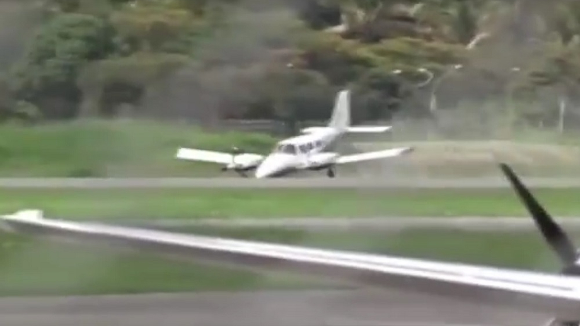 VIDEO / Călătorie de groază! Un pilot a aterizat forţat, iar avionul s-a prijinit pe bot. S-au înregistrat victime