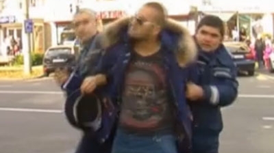 Tupeu de român! Un interlop din Baia Mare abia întors din Franţa i-a scuipat pe poliţişti şi s-a pus cu picioarele pe maşina lor