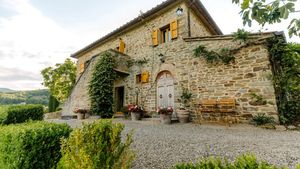 O vilă din Toscana se vinde la preț de penthouse în București. Are piscină, livadă și vie