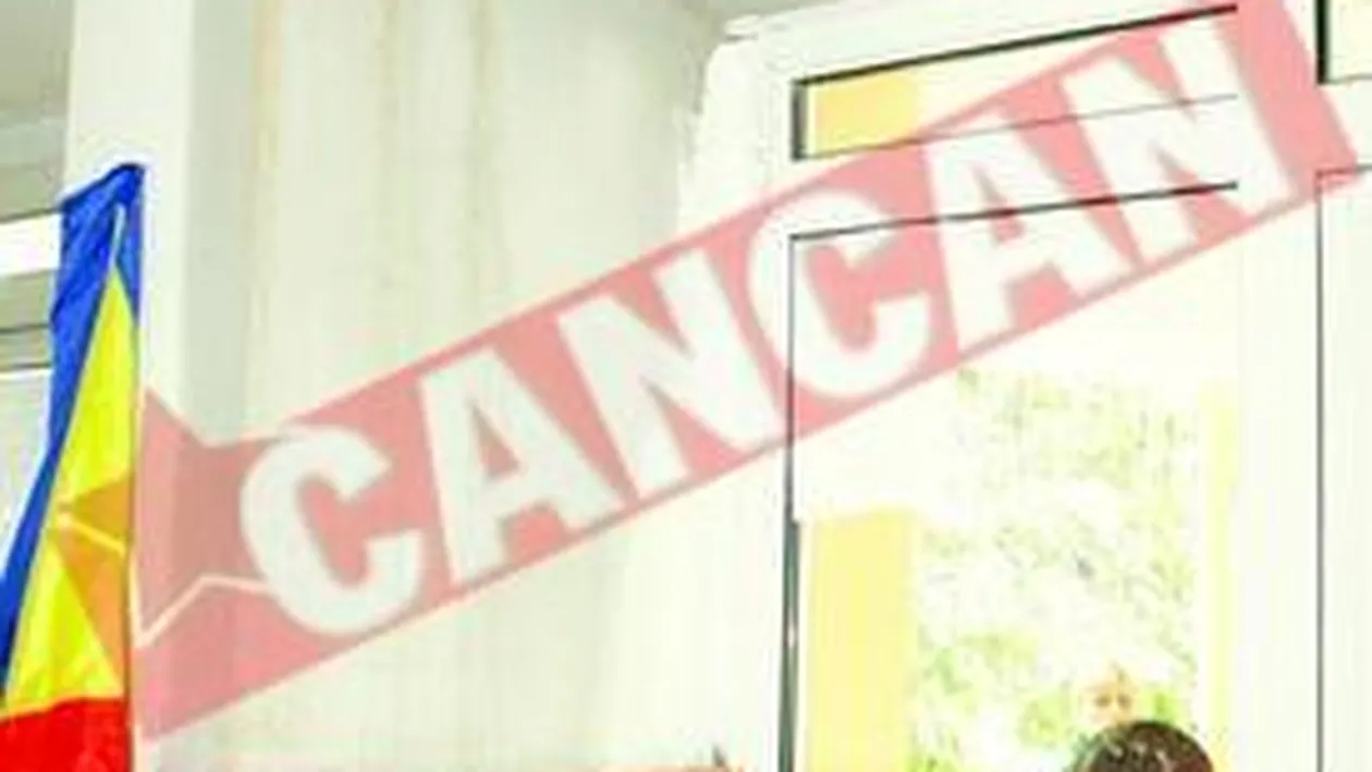 Intr-o scoala din sectorul 4 curge apa din pereti