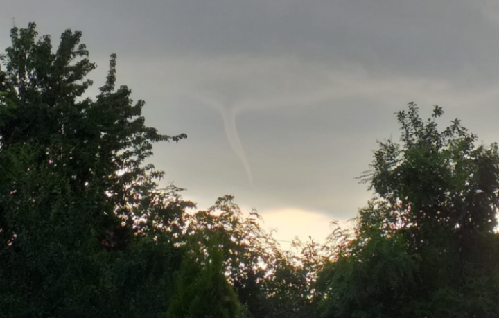 O tornadă a îngrozit locuitorii din apropiere de Timișoara. Totul a fost filmat