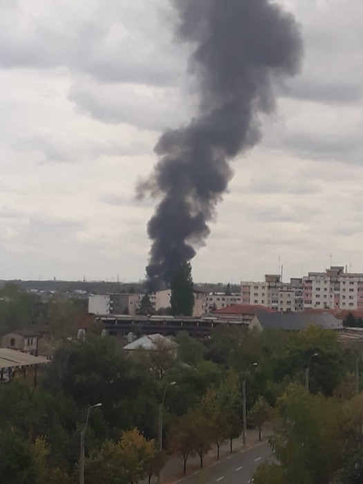Incendiu extrem de violent la o fabrică de mobilă din Pitrești