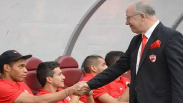 Umilit in prezenta nepotilor! Momente grele pentru unul dintre sefii lui Dinamo! Suporterii l-au injurat copios!