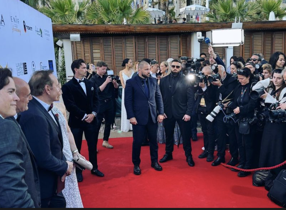 Cine sunt românii care îl protejează pe Kevin Spacey? Au întors toate privirile la Cannes