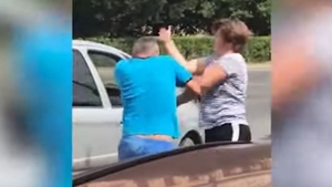 Scene uluitoare în centrul Aradului! Ce bătaie îi dă o femeie unui bărbat, chiar în mijlocul străzii!! Ți se face milă când vezi reacția victimei VIDEO