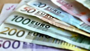 Ce rată plătești la un credit de 10.000 de euro pe 5 ani. Cât dai în plus, de fapt