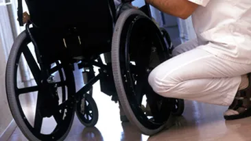 Barbat imobilizat in scaun cu rotile, intoxicat cu fum dupa ce garsoniera i-a luat foc