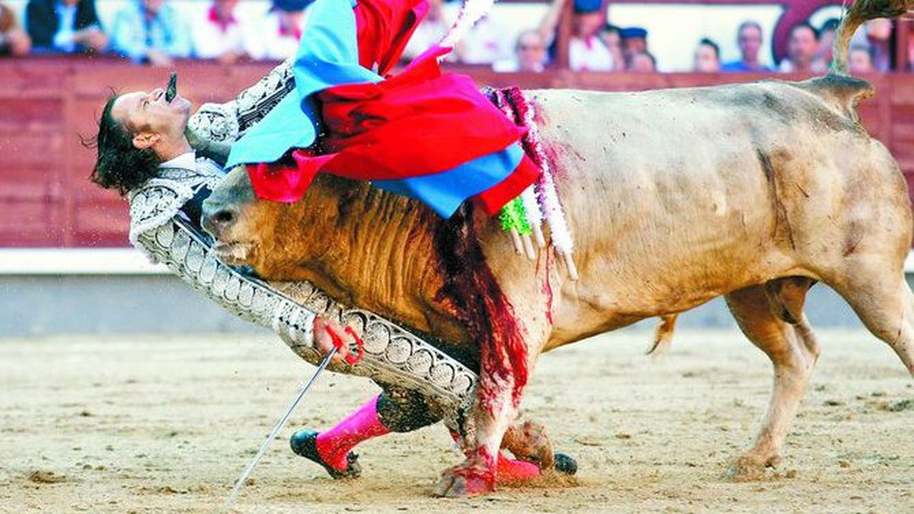 Taurul i-a strapuns gatul