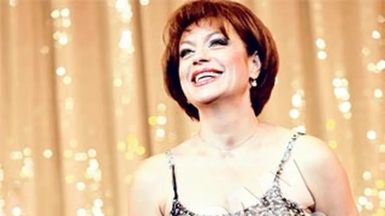 Adriana Trandafir: actrita, sotie, mama, autoare a trei carti de bucate si studenta la Comunicare si Resurse Umane! Am fost cea mai in varsta si cea mai penibila studenta