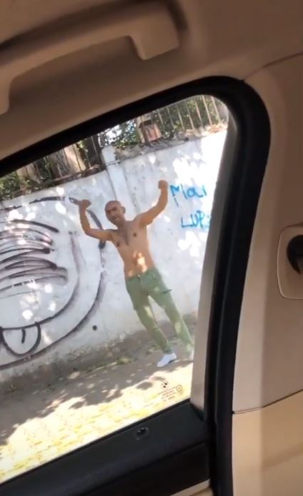 Daniela Crudu, lăsată fără cuvinte de un bărbat care i-a oferit un show incitant în plină stradă! Reacția brunetei când acesta a făcut unele semne obscene