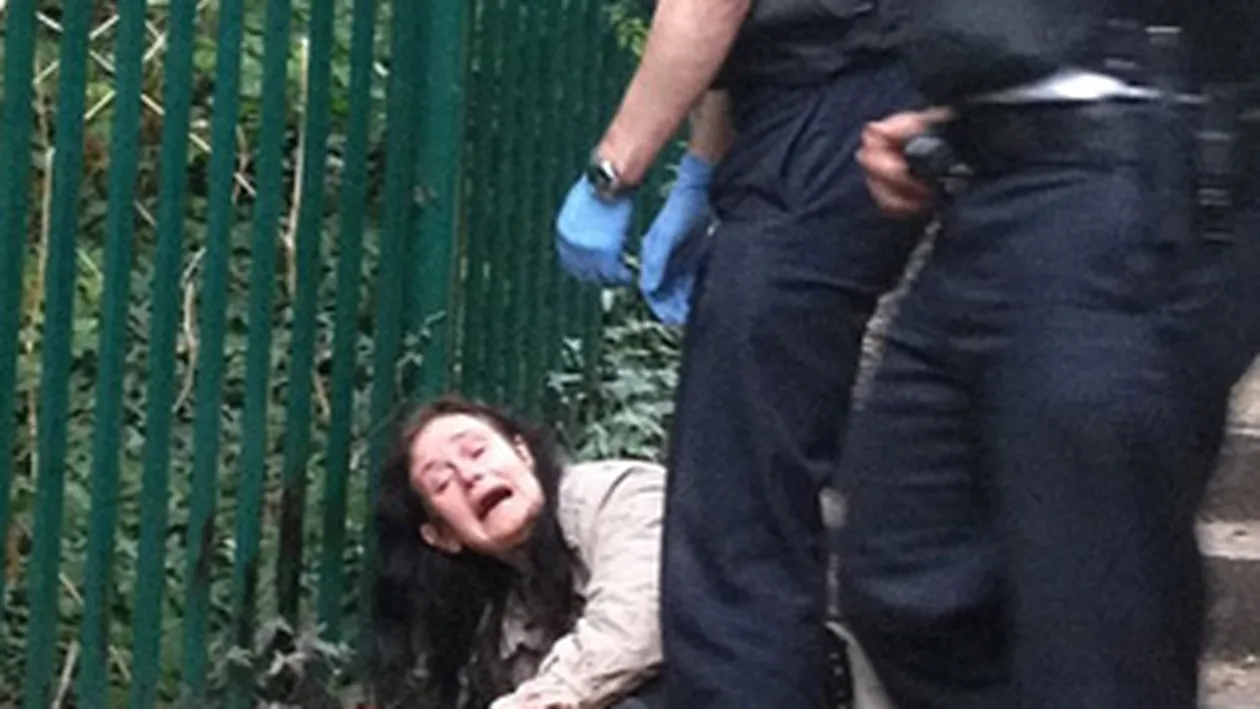 O sa-ti dea lacrimile! O mama priveste ingrozita cum cainele ei este injunghiat de 23 de ori de catre stapanul unui alt caine!