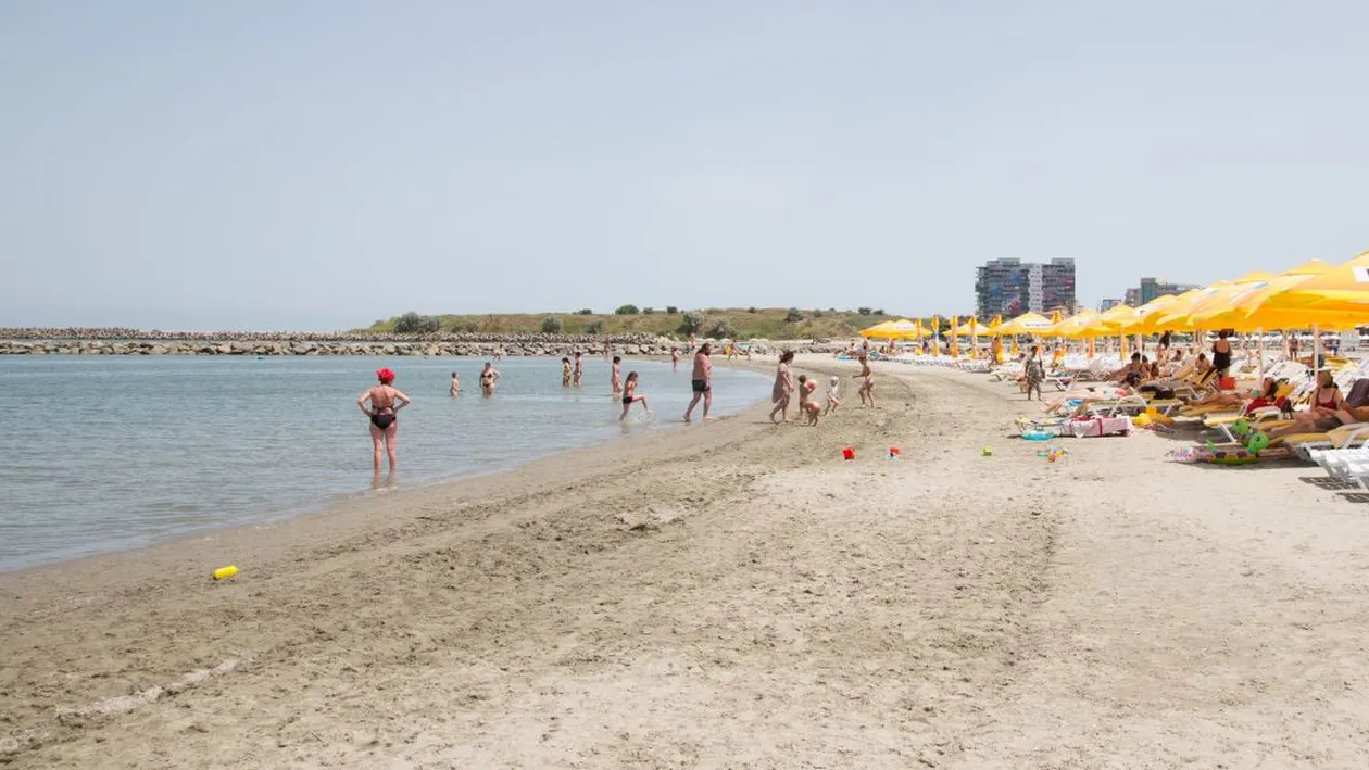 Ce au găsit turiștii pe plajă, în Mamaia. Nu le-a venit să creadă când au văzut asta