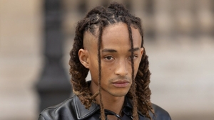 Cum arată geanta lui Jaden Smith în valoare de 47.000 de dolari. Este în formă de casă și are un interior inedit
