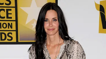 Courteney Cox isi tradeaza prietena? A acceptat invitatia la nunta lui Brad Pitt cu Angelina Jolie!