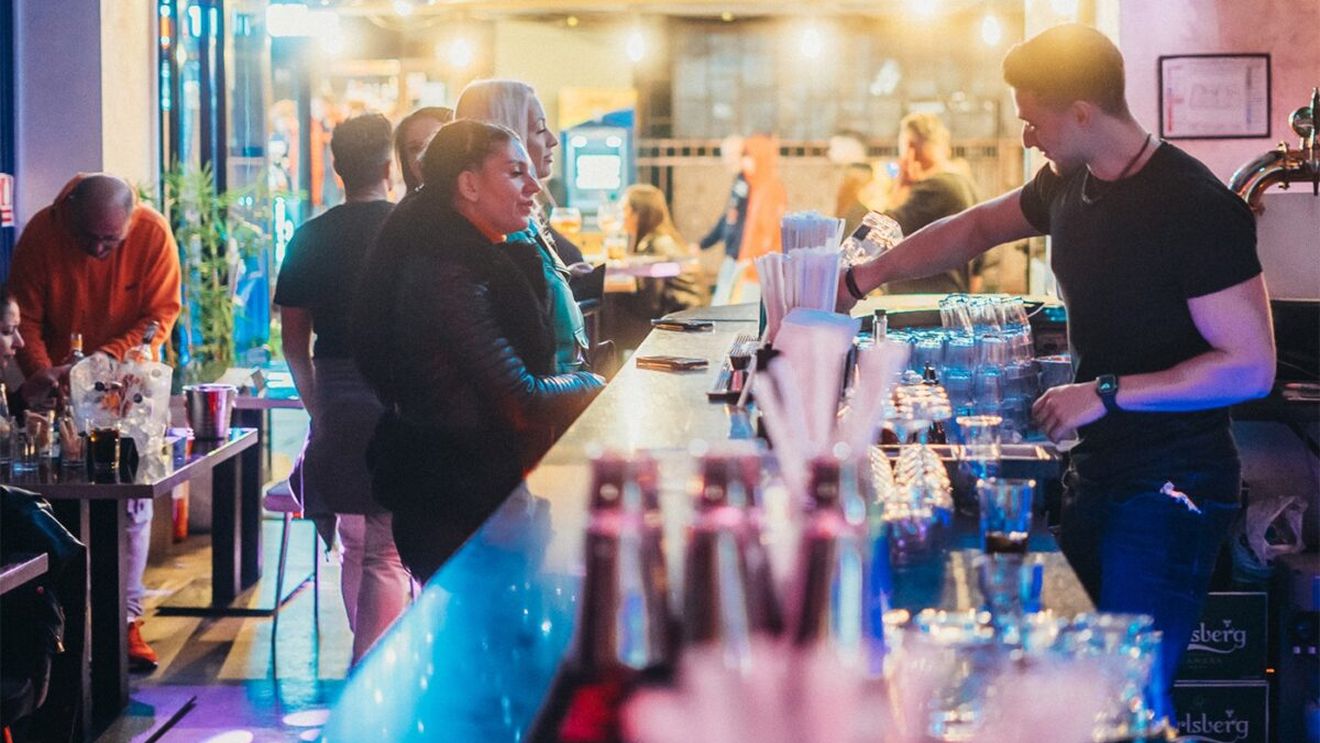 Ce salarii au clientele false în 2026, în cluburile din Centrul Vechi din București. Câți bani primesc pentru o singură noapte